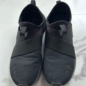 Puma slip on pre- owned black sneakers size 7